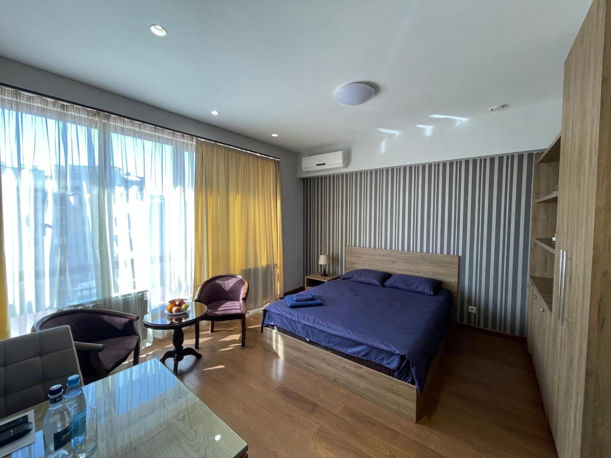 City center Yerevan, Byuzand 17, bedroom apt. Buitenkant foto