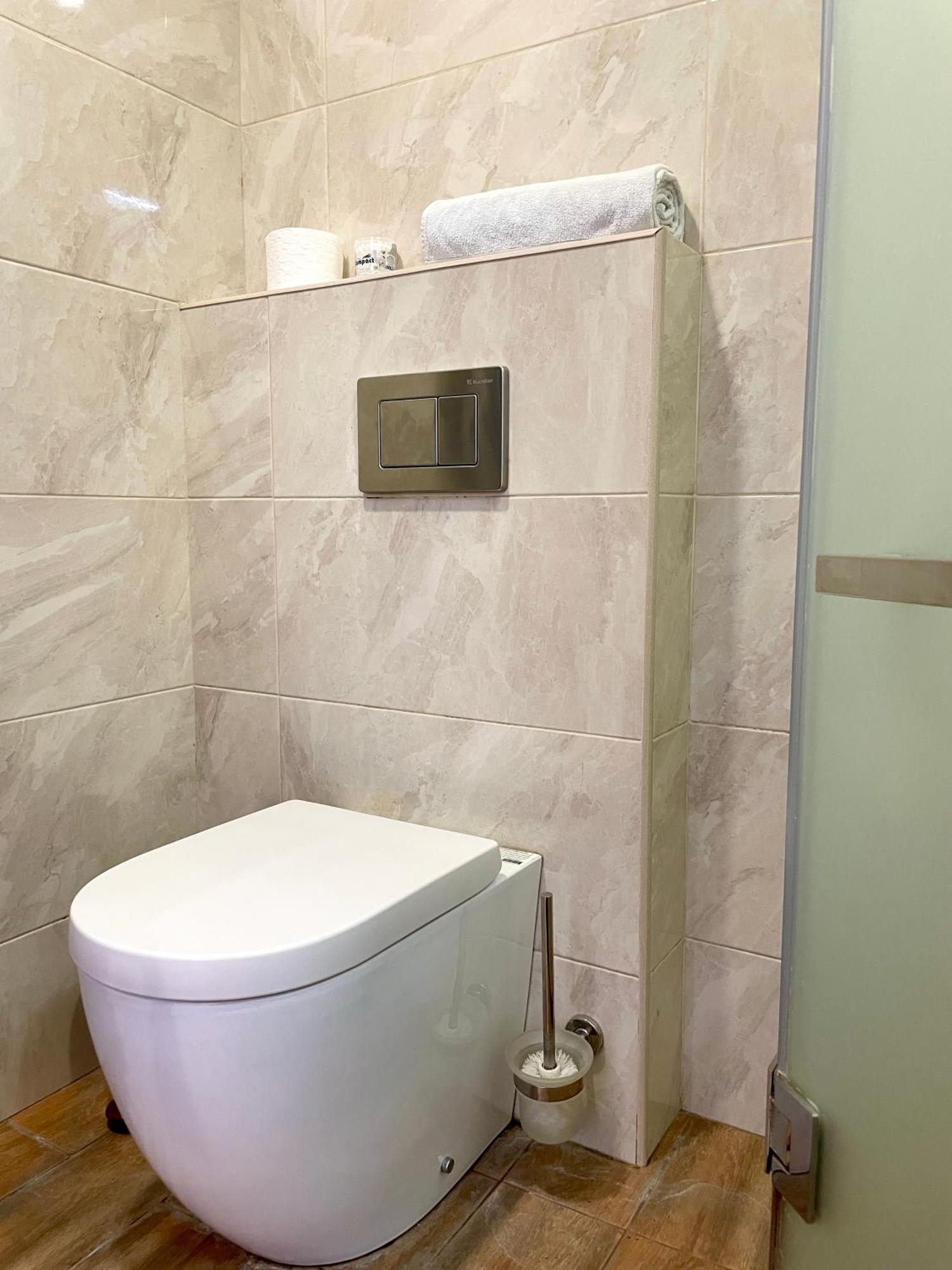 City center Yerevan, Byuzand 17, bedroom apt. Buitenkant foto